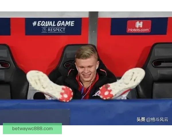 哈兰德久违戴帽手捧比赛用球晒照：这是个不错的周六